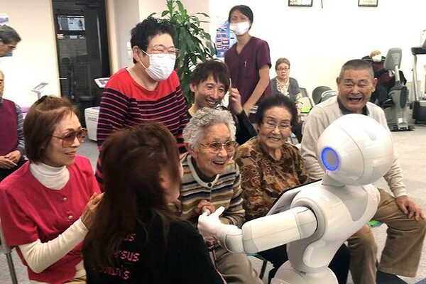 Pepperが高齢者向け健康づくりの体操インストラクターに！「あへあほ体操 for Pepper」今夏の一般販売を目指す