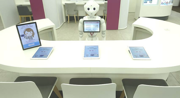 国内金融業界初！イオンカードが入会受付窓口を「Pepper」で自動化、会話AI搭載「ロボコット」がコンシェルジュ、幕張で実証実験