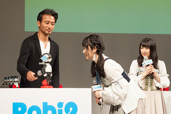 週刊ロビ2創刊記念イベントで「Robi48」と「AKB48」(横山由依、向井地美音、小栗有以、川本紗矢、高橋朱里)がダンスでコラボ！ロビ2は電動立ち乗り二輪車で登場