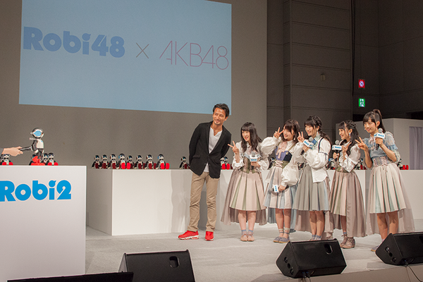 週刊ロビ2創刊記念イベントで「Robi48」と「AKB48」(横山由依、向井地美音、小栗有以、川本紗矢、高橋朱里)がダンスでコラボ！ロビ2は電動立ち乗り二輪車で登場