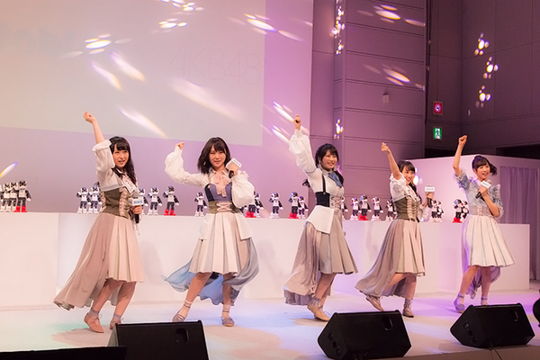 週刊ロビ2創刊記念イベントで「Robi48」と「AKB48」(横山由依、向井地美音、小栗有以、川本紗矢、高橋朱里)がダンスでコラボ！ロビ2は電動立ち乗り二輪車で登場