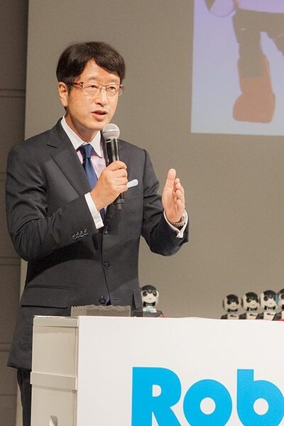 週刊ロビ2創刊記念イベントで「Robi48」と「AKB48」(横山由依、向井地美音、小栗有以、川本紗矢、高橋朱里)がダンスでコラボ！ロビ2は電動立ち乗り二輪車で登場