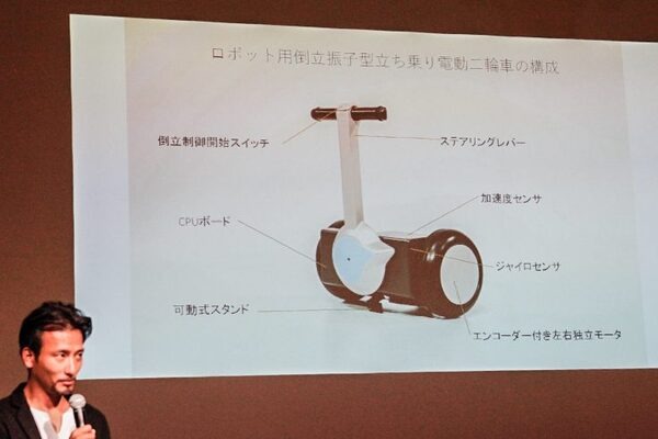 週刊ロビ2創刊記念イベントで「Robi48」と「AKB48」(横山由依、向井地美音、小栗有以、川本紗矢、高橋朱里)がダンスでコラボ！ロビ2は電動立ち乗り二輪車で登場