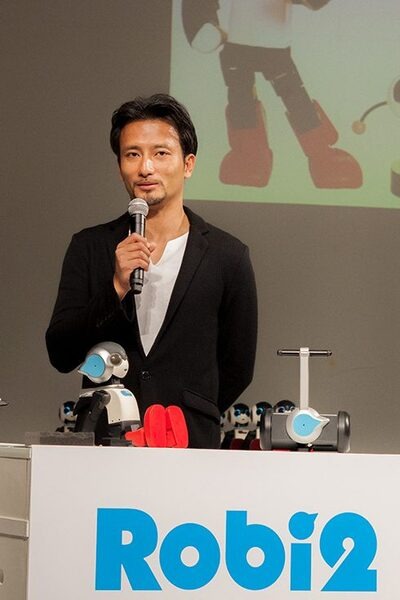週刊ロビ2創刊記念イベントで「Robi48」と「AKB48」(横山由依、向井地美音、小栗有以、川本紗矢、高橋朱里)がダンスでコラボ！ロビ2は電動立ち乗り二輪車で登場