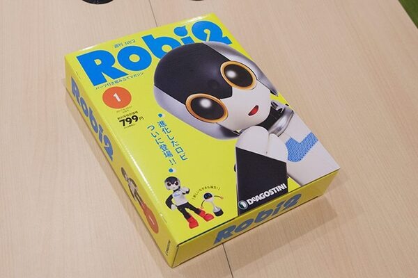 週刊ロビ2創刊記念イベントで「Robi48」と「AKB48」(横山由依、向井地美音、小栗有以、川本紗矢、高橋朱里)がダンスでコラボ！ロビ2は電動立ち乗り二輪車で登場