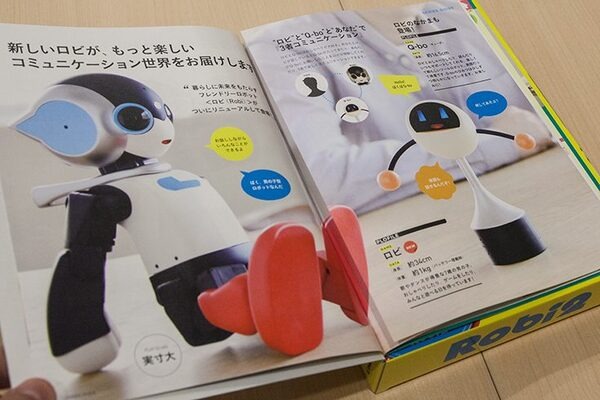 週刊ロビ2創刊記念イベントで「Robi48」と「AKB48」(横山由依、向井地美音、小栗有以、川本紗矢、高橋朱里)がダンスでコラボ！ロビ2は電動立ち乗り二輪車で登場