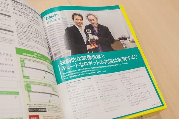 週刊ロビ2創刊記念イベントで「Robi48」と「AKB48」(横山由依、向井地美音、小栗有以、川本紗矢、高橋朱里)がダンスでコラボ！ロビ2は電動立ち乗り二輪車で登場