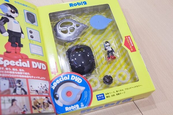 週刊ロビ2創刊記念イベントで「Robi48」と「AKB48」(横山由依、向井地美音、小栗有以、川本紗矢、高橋朱里)がダンスでコラボ！ロビ2は電動立ち乗り二輪車で登場