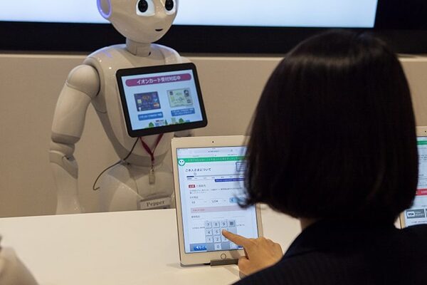 Pepperが3名同時に窓口対応、IBM Watsonが質問回答。ロボット化を進めるイオンカードの狙いと未来像