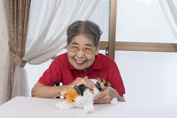 介護現場にロボット導入、約3割に活動の質改善傾向、AMEDが報告「なでなでねこちゃんシリーズ」実証試験