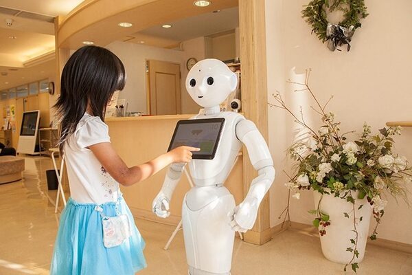 診察の待合室でPepperが大型サイネージと連動、顔認証やVRとの連携も視野にM-SOLUTIONS社の「Smart at robo」を活用