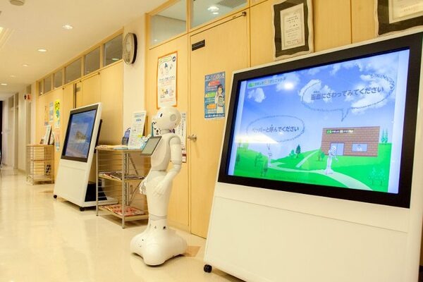 診察の待合室でPepperが大型サイネージと連動、顔認証やVRとの連携も視野にM-SOLUTIONS社の「Smart at robo」を活用