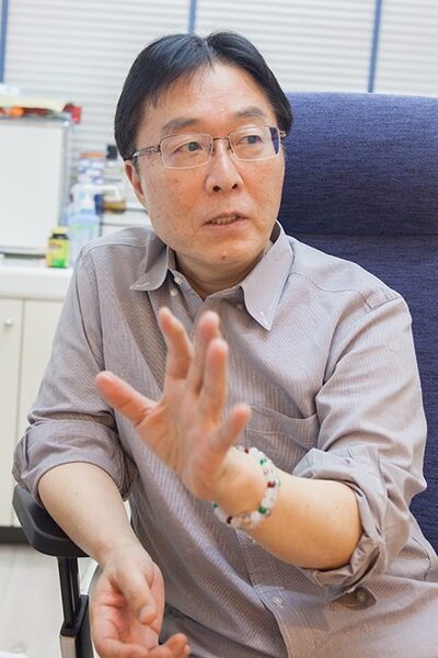 診察の待合室でPepperが大型サイネージと連動、顔認証やVRとの連携も視野にM-SOLUTIONS社の「Smart at robo」を活用