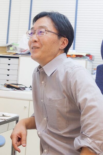 診察の待合室でPepperが大型サイネージと連動、顔認証やVRとの連携も視野にM-SOLUTIONS社の「Smart at robo」を活用
