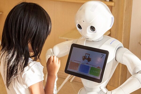 診察の待合室でPepperが大型サイネージと連動、顔認証やVRとの連携も視野にM-SOLUTIONS社の「Smart at robo」を活用