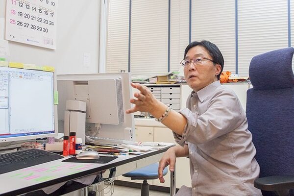 診察の待合室でPepperが大型サイネージと連動、顔認証やVRとの連携も視野にM-SOLUTIONS社の「Smart at robo」を活用