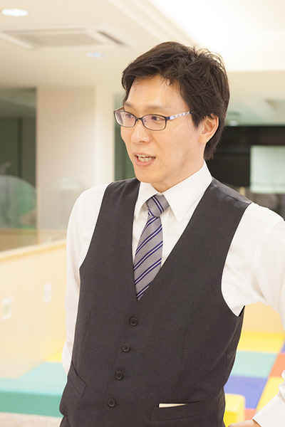 診察の待合室でPepperが大型サイネージと連動、顔認証やVRとの連携も視野にM-SOLUTIONS社の「Smart at robo」を活用