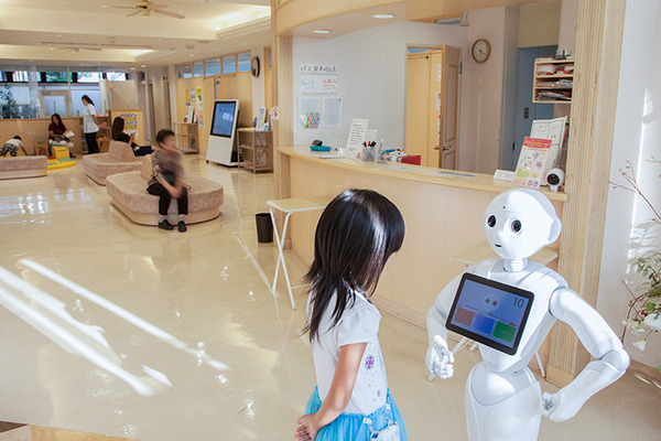 診察の待合室でPepperが大型サイネージと連動、顔認証やVRとの連携も視野にM-SOLUTIONS社の「Smart at robo」を活用