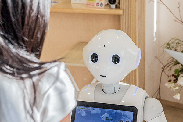 診察の待合室でPepperが大型サイネージと連動、顔認証やVRとの連携も視野にM-SOLUTIONS社の「Smart at robo」を活用