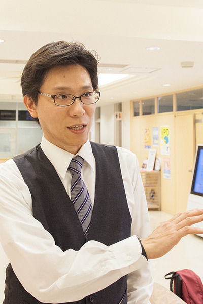 診察の待合室でPepperが大型サイネージと連動、顔認証やVRとの連携も視野にM-SOLUTIONS社の「Smart at robo」を活用