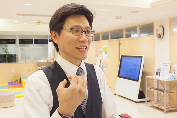 診察の待合室でPepperが大型サイネージと連動、顔認証やVRとの連携も視野にM-SOLUTIONS社の「Smart at robo」を活用