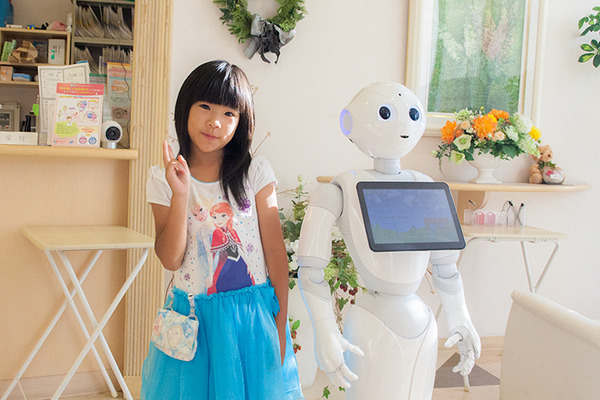 診察の待合室でPepperが大型サイネージと連動、顔認証やVRとの連携も視野にM-SOLUTIONS社の「Smart at robo」を活用