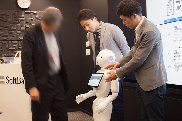 すべての病院やクリニックの待合室にPepperを!  医療機関向け「疾患啓発健康チェック」を無料でリリース