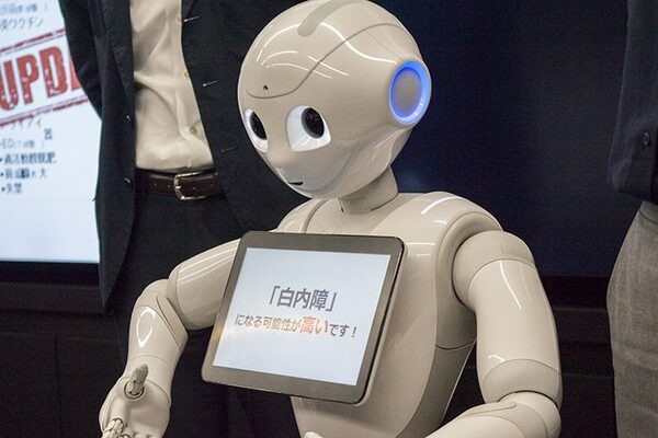すべての病院やクリニックの待合室にPepperを!  医療機関向け「疾患啓発健康チェック」を無料でリリース