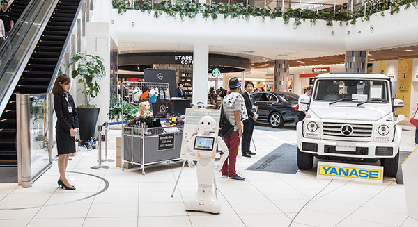 メルセデス・ベンツ展示イベントで3台のPepperを活用、新機能「SMSアプリ」でアンケート収集