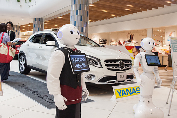 メルセデス・ベンツ展示イベントで3台のPepperを活用、新機能「SMSアプリ」でアンケート収集