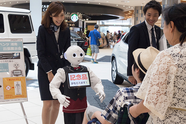 メルセデス・ベンツ展示イベントで3台のPepperを活用、新機能「SMSアプリ」でアンケート収集