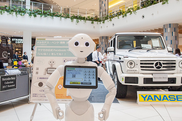 メルセデス・ベンツ展示イベントで3台のPepperを活用、新機能「SMSアプリ」でアンケート収集