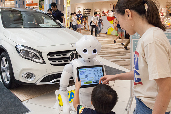 メルセデス・ベンツ展示イベントで3台のPepperを活用、新機能「SMSアプリ」でアンケート収集