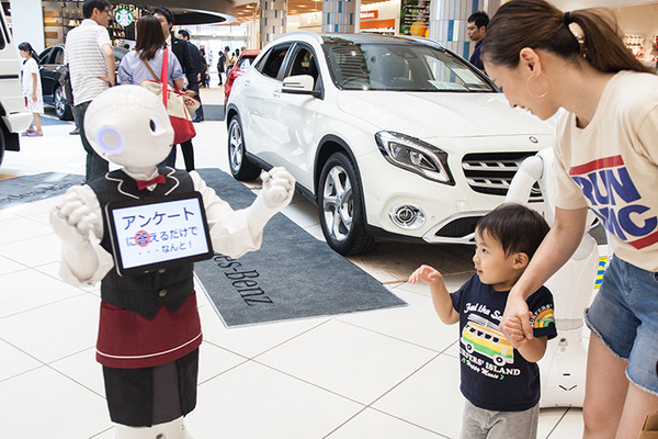 メルセデス・ベンツ展示イベントで3台のPepperを活用、新機能「SMSアプリ」でアンケート収集
