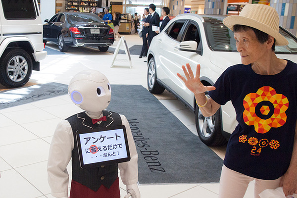 メルセデス・ベンツ展示イベントで3台のPepperを活用、新機能「SMSアプリ」でアンケート収集