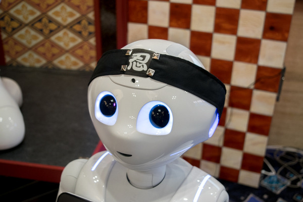 ヒトとロボットの音楽ユニット「mirai capsule」、有楽町・スタジオアルタの新劇場にデビュー