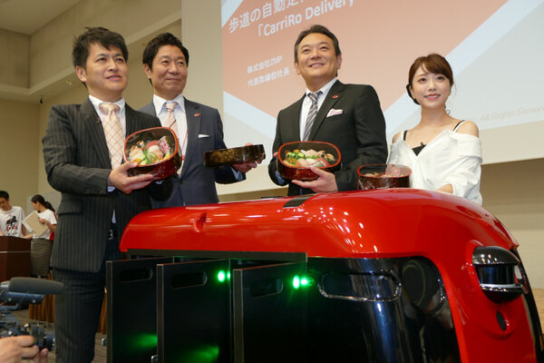 ZMP、歩道自動走行を目指す宅配ロボット「CarriRo Delivery」をデモ 「銀のさら」で宅配実証実験へ 対話機能も実装へ