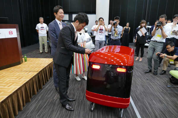 ZMP、歩道自動走行を目指す宅配ロボット「CarriRo Delivery」をデモ 「銀のさら」で宅配実証実験へ 対話機能も実装へ
