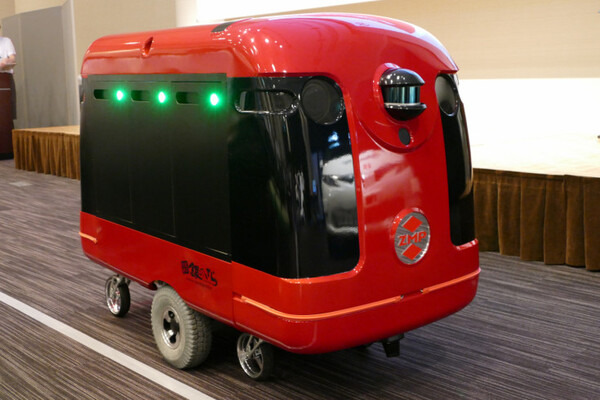 ZMP、歩道自動走行を目指す宅配ロボット「CarriRo Delivery」をデモ 「銀のさら」で宅配実証実験へ 対話機能も実装へ