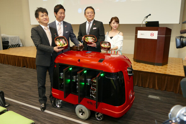 ZMP、歩道自動走行を目指す宅配ロボット「CarriRo Delivery」をデモ 「銀のさら」で宅配実証実験へ 対話機能も実装へ