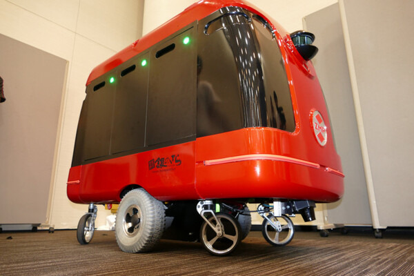 ZMP、歩道自動走行を目指す宅配ロボット「CarriRo Delivery」をデモ 「銀のさら」で宅配実証実験へ 対話機能も実装へ