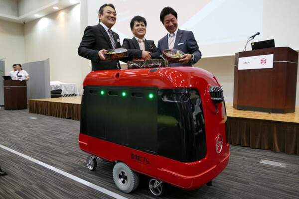 ZMP、歩道自動走行を目指す宅配ロボット「CarriRo Delivery」をデモ 「銀のさら」で宅配実証実験へ 対話機能も実装へ