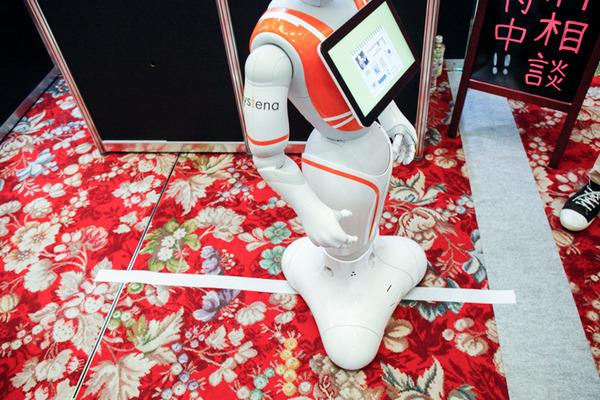 テープに沿って歩く移動式Pepper、システナが展示ブースでデモ
