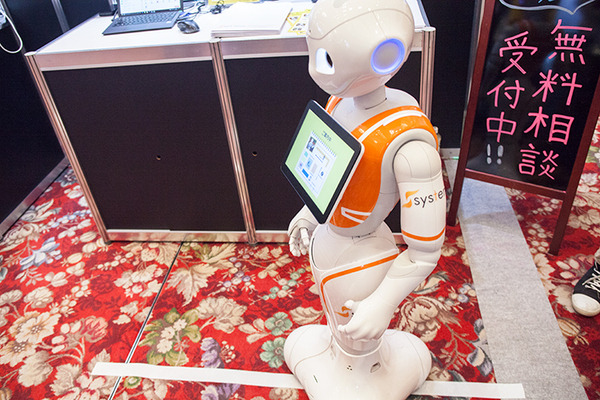 テープに沿って歩く移動式Pepper、システナが展示ブースでデモ
