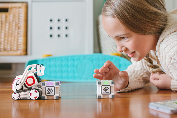 タカラトミー「COZMO」の魅力と技術を徹底解剖 ANKI社に聞く「4つの技術とプログラミング」
