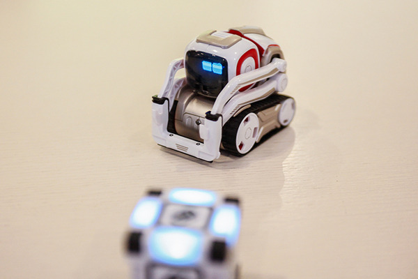 タカラトミー「COZMO」の魅力と技術を徹底解剖 ANKI社に聞く「4つの技術とプログラミング」