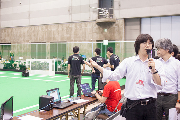 強豪同士の対戦に会場が沸いたロボカップサッカー中型リーグ、ロボットのカメラが天井に向けて設置されている理由
