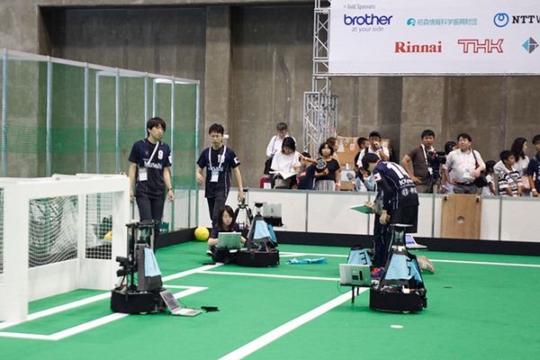 強豪同士の対戦に会場が沸いたロボカップサッカー中型リーグ、ロボットのカメラが天井に向けて設置されている理由