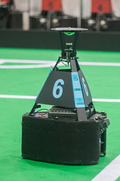 強豪同士の対戦に会場が沸いたロボカップサッカー中型リーグ、ロボットのカメラが天井に向けて設置されている理由