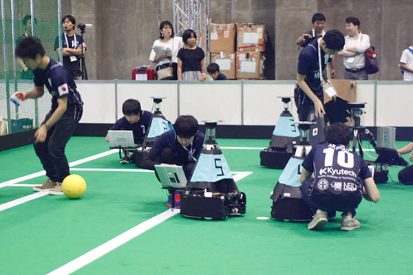 強豪同士の対戦に会場が沸いたロボカップサッカー中型リーグ、ロボットのカメラが天井に向けて設置されている理由